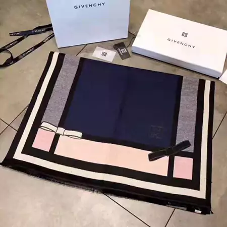 Givenchy おしゃれ スカーフ